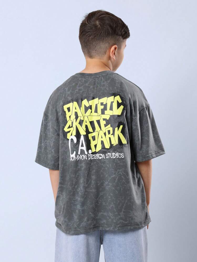 Oversized Urban Streetwear T-Shirt Featuring Skate Park Design