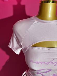 Slaydiva Nouveau T-shirt court à manches courtes pour femmes, imprimé rétro avec chiffre 23 et lettre, col rond, découpe poitrine, cordon latéral réglable à l'ourlet, en tissu tricoté rose brillant, style boho, musique, festival de pays, sexy, party Y2K, printemps été 2025