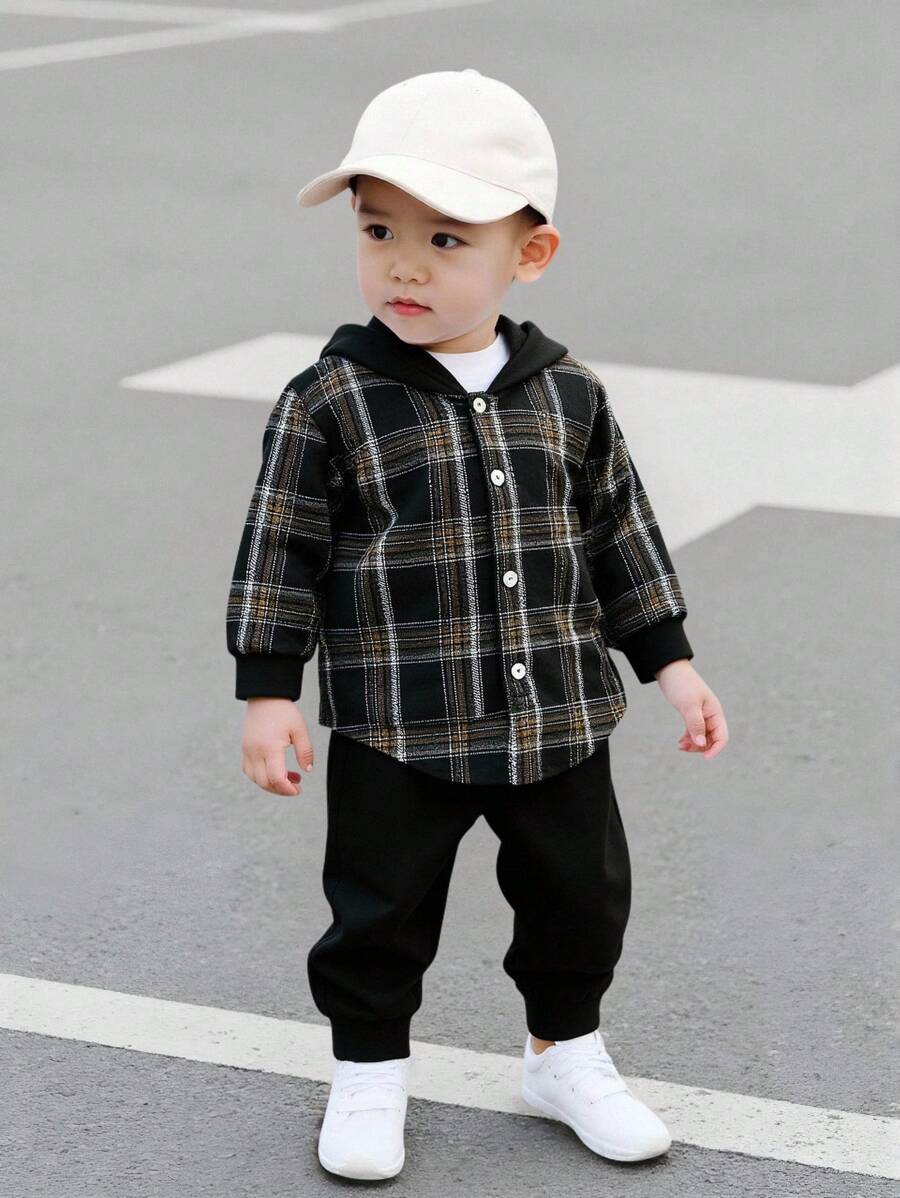 SHEIN Playful Pals Bộ quần áo thường ngày 2 món cho bé trai mùa xuân/thu - Áo hoodie dài tay màu đen phối họa tiết kẻ caro xanh lá cây, kết hợp với quần thể thao màu đen, thích hợp mặc hàng ngày, đi chơi và nghỉ mát, size 6M-3T. Bộ đồ kẻ caro cho bé trai, áo sơ mi kẻ caro, áo hoodie kẻ caro, áo sơ mi cài cúc cho bé trai, bộ đồ mùa thu đông. - màu đen - Xem 1