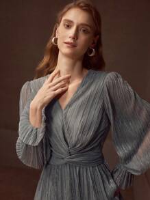 MOTF Soiréza 亮片 V 领喇叭袖层叠荷叶边下摆褶饰鸡尾酒会礼服 - 深灰色 - 查看 1