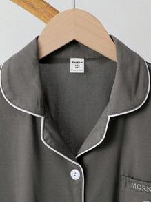 Set de 2 piezas de ropa informal tipo caballero para niños: camisa de manga corta gris con bolsillos en el pecho y bordado, y pantalones cortos para estar en casa