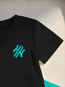 Conjunto de 2 piezas para bebés/niños pequeños con camiseta de manga corta de cuello redondo con estampa de letras HN en negro y pantalones cortos azules