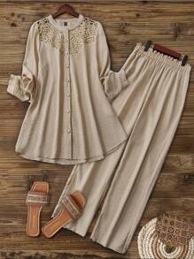 Joress Set di 2 pezzi per donne taglia comoda: camicia casual con collo tondo, patch in pizzo e abbottonatura completa in misto lino + pantaloni larghi in vita elastica