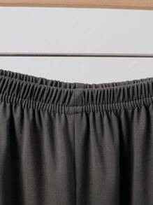 Set de 2 piezas de ropa informal tipo caballero para niños: camisa de manga corta gris con bolsillos en el pecho y bordado, y pantalones cortos para estar en casa