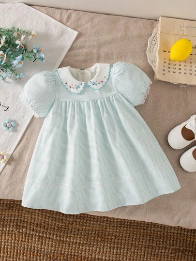 SHEIN 女婴可爱刺绣彼得潘领蕾丝边淡蓝色连衣裙，夏季