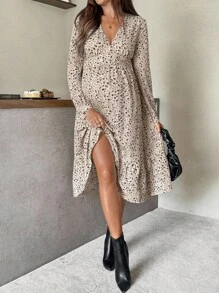 SHEIN Vestido casual de maternidad con cuello en V con estampado floral, volantes en el bajo y mangas largas - Beis - Ver 3