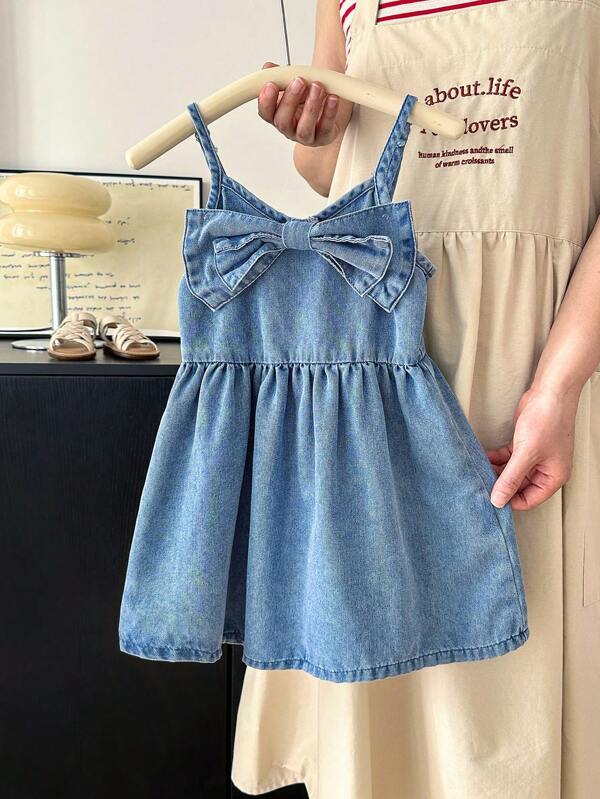 SHEIN LMoss Kids Vestido vaquero con gran moño azul para niña, vestimenta casual de primavera y verano para vacaciones y estilo campestre bohemio