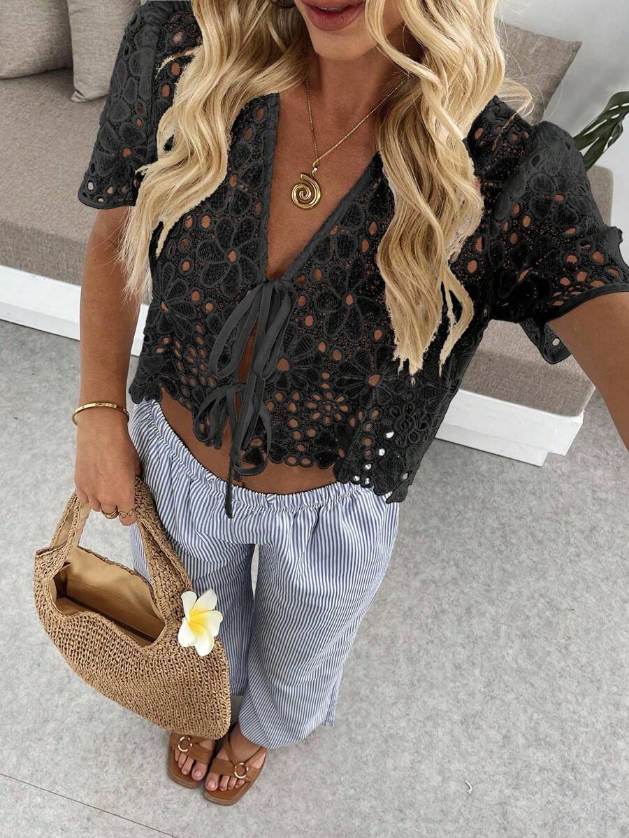 Pariaura 女士蕾丝镂空刺绣短袖衬衫，优雅大方的女士衬衫 - 黑色 - 查看 1