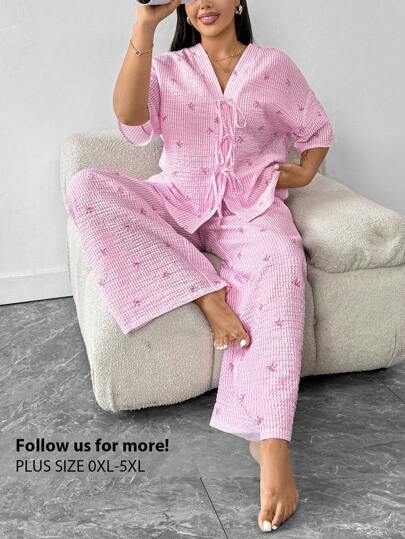 Firerie ملابس نوم فائقة الأناقة لفترات بعد الظهر قليلا جذابة لليالي الرومانسية مخططة باللون الوردي، بلوزة فضفاضة مرتبطة من الأمام وبنطال واسع الساق مرتفع الخصر بقطعتين مصممة للاسترخاء والراحة