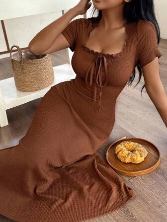 SHEIN Robe de détente longue pour femmes, col carré, motif jacquard couleur unie, avec volants froncés