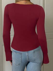 CovetEZ Áo thun nữ tay loe khoét lỗ khóa màu trơn tối giản gợi cảm có nơ phía trước - Màu Đỏ Sâu - Xem 2