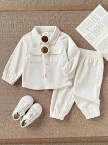 SHEIN Playful Pals Bộ 2 món áo sơ mi dài tay cài cúc có túi và quần cạp chun cho bé trai, kiểu dáng thanh lịch, phù hợp cho các hoạt động thường ngày, đi học, nghỉ hè, thể thao và ở nhà, mùa xuân/hè, 6 tháng - 3 tuổi, quần áo trẻ em, quần áo trẻ sơ sinh, áo sơ mi trẻ em, áo thun trẻ em, quần áo màu trung tính cho bé trai, bộ đồ nhung kẻ cho bé trai, bộ đồ màu be cho bé trai, quần áo bé trai mùa thu đông. - Màu be - Xem 4