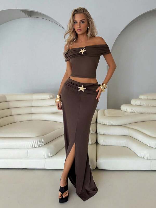 Roylia Conjunto de Vacaciones: Top corto con hombros descubiertos, brillos y estrella de mar de metal, y falda larga de cintura alta