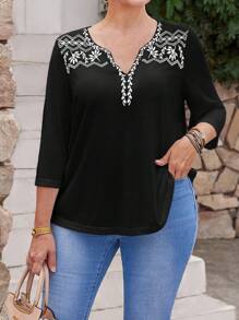 EMERY ROSE 黑色常规长度加大码休闲V领T恤，饰有独特植物图案，适合假日穿着，女士款 - 黑與白 - 查看 3