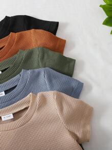 SHEIN Vintaside Kids 5 pièces Ensemble de vêtements pour bébé garçon, comprenant 5 hauts à manches courtes col rond texturés en tricot et 5 shorts texturés en tricot à taille élastique. Couleurs des hauts : kaki, bleu gris, vert kaki, marron et noir. Couleurs des shorts assorties aux hauts correspondants. Convient pour le printemps/été, les sports de plein air, les sorties décontractées, pour les bébés garçons de 6 mois à 2-3 ans