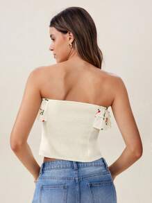 Chiquease Top corta casual y elegante de gasa con escote strapless, volantes en el bajo, lazo delantero y estampado de flores de cerezo para uso vacacional - Beis - Ver 2