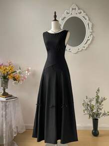 SHEIN MOD Robe noire longue sans dos pour femmes. Style de gilet fendu, jupe taille-longueur, nœud papillon dans le dos, robe de soirée