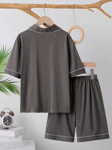 Set de 2 piezas de ropa informal tipo caballero para niños: camisa de manga corta gris con bolsillos en el pecho y bordado, y pantalones cortos para estar en casa