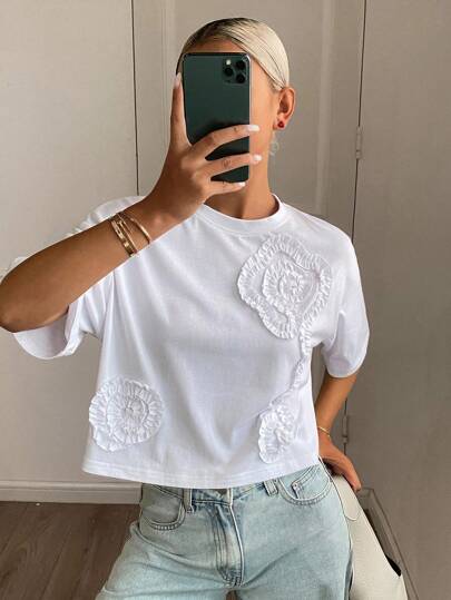 DAZY Blusa casual de verano para mujer con cuello redondo, manga corta suelta y 3D plisada con flor