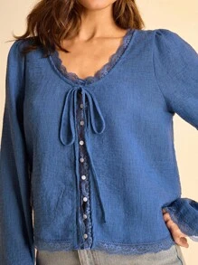 CAJUNI 女式海军蓝蕾丝拼布长袖系带衬衫 - 藍色 - 查看 5