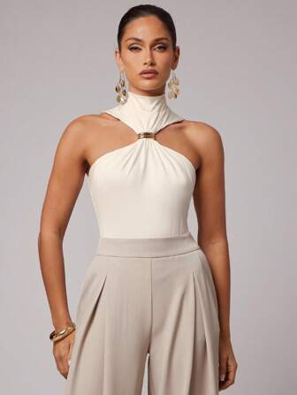 Silquee Mono de mujer con decoración de metal sólido y pliegues de moda sin mangas, top beige, top neutro, top de mujer, top halter, ropa de oficina, atuendo casual de negocios, top para salir, tops para salir de mujer, atuendo para el aeropuerto para mujer