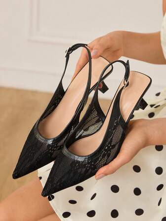 CUCCOO HITCHD Spetsiga högklackade damskor, vita spetsiga pumps med slingback-motiv för brudskor till jul