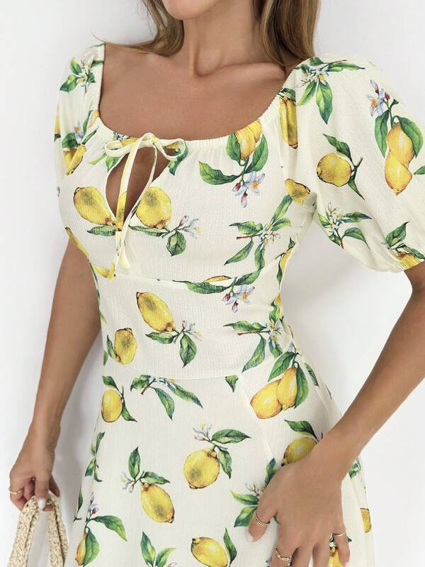 SHEIN Rochie maxi cu imprimeu lămâie, decolteu pătrat, mâneci scurte bufante, siluetă linie A, stil de plajă, model de vară, design cu crăpătură în față, detaliu cu crăpătură laterală, spate elastic, material de bază alb, lungime midi, croială casual, colecție de ținute resort, design pentru zile la plajă