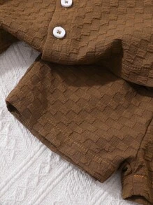 SHEIN Vintaside Kids 2 件婴幼儿男童休闲日常百搭简约 3D 纹理面料衬衫和短裤套装，时尚街头风格，适合户外活动和度假，春夏季 - 棕色 - 查看 7