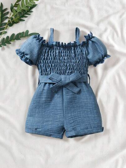 SHEIN Vintaside Kids رومبير قصيرة ناعمة مجعدة للأطفال البنات بتأثير الجينز الأنيق مع أكمام محببة قبالة الكتف وأساور مطوية