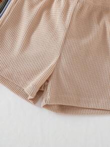 SHEIN Vintaside Kids 5 pièces Ensemble de vêtements pour bébé garçon, comprenant 5 hauts à manches courtes col rond texturés en tricot et 5 shorts texturés en tricot à taille élastique. Couleurs des hauts : kaki, bleu gris, vert kaki, marron et noir. Couleurs des shorts assorties aux hauts correspondants. Convient pour le printemps/été, les sports de plein air, les sorties décontractées, pour les bébés garçons de 6 mois à 2-3 ans