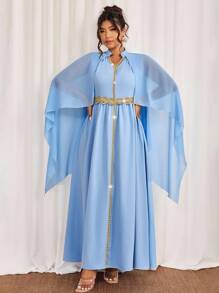 Cravure Vestido con escote en V, mangas tipo poncho, cintura ceñida y ribete dorado para tallas grandes con bordado