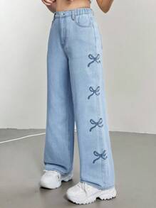 SHEIN 少女休闲牛仔裤，带有可爱的蝴蝶刺绣，舒适百搭直筒水洗牛仔裤 - 中等水洗藍 - 查看 1