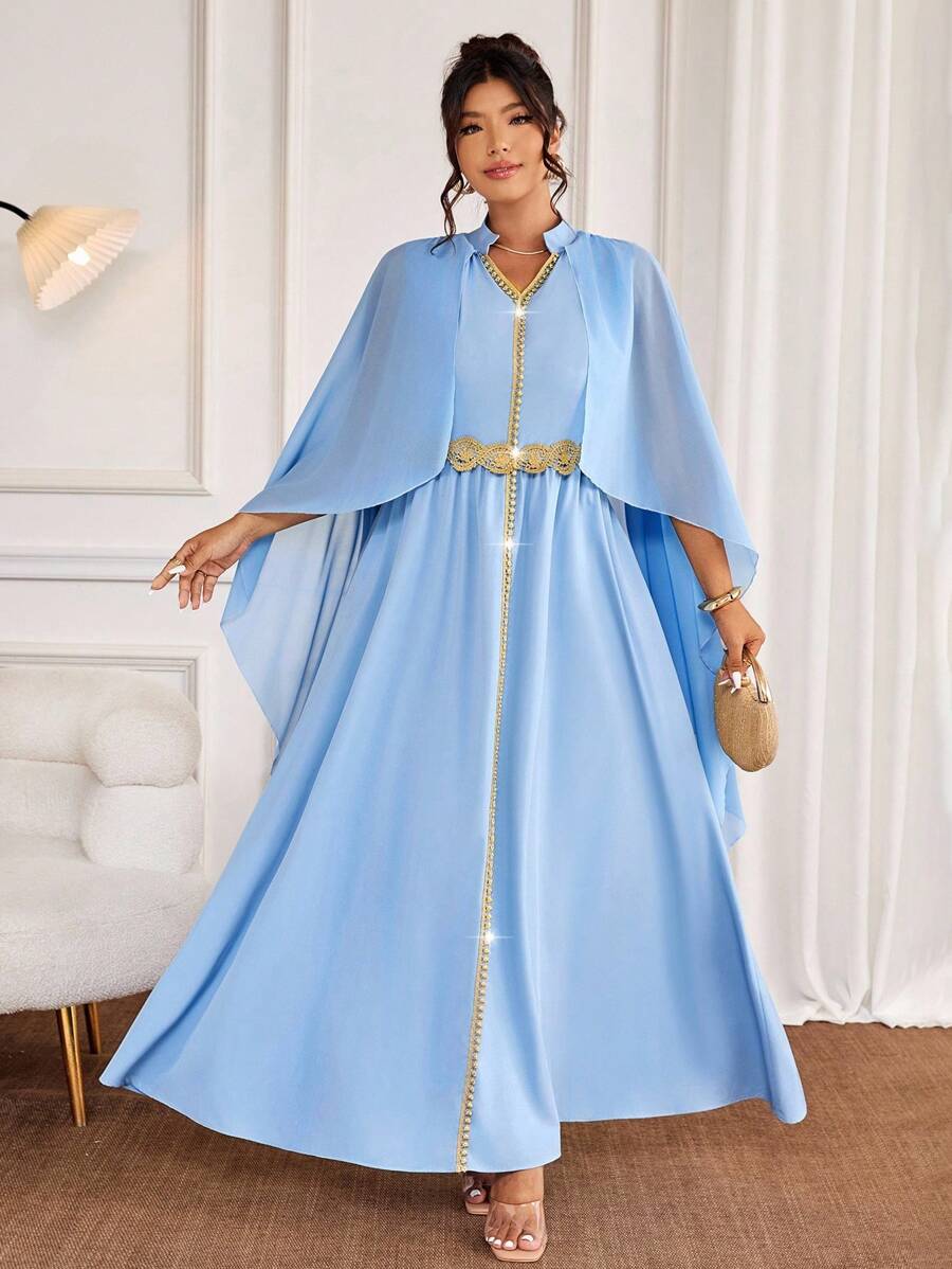 Cravure Vestido con escote en V, mangas tipo poncho, cintura ceñida y ribete dorado para tallas grandes con bordado