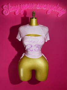 Slaydiva Nouveau T-shirt court à manches courtes pour femmes, imprimé rétro avec chiffre 23 et lettre, col rond, découpe poitrine, cordon latéral réglable à l'ourlet, en tissu tricoté rose brillant, style boho, musique, festival de pays, sexy, party Y2K, printemps été 2025