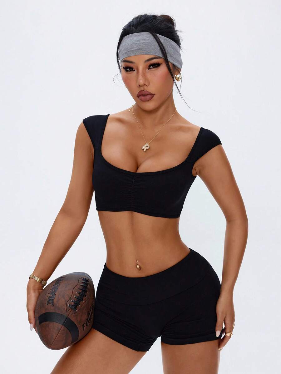 SHEIN Sovereign Charm 女款無縫運動瑜珈短袖上衣套裝,圓領、前胸抓皺,時尚健身跑步瑜珈短版上衣健身房T恤 - 黑色 - 查看 1