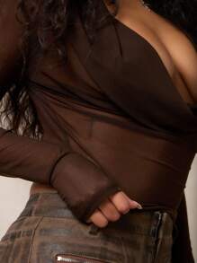 SUMWON Elegante parte superior con capucha y escote en V, mangas con agujero para el pulgar, estilo urbano occidental de moda para el otoño, diseño de cuello de gasa, con inserciones de malla para tallas grandes
