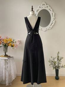 SHEIN MOD Robe noire longue sans dos pour femmes. Style de gilet fendu, jupe taille-longueur, nœud papillon dans le dos, robe de soirée