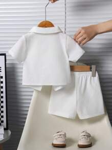 Souflis Souflis Set de 2 piezas para niño pequeño, camisa de manga corta con cuello vuelto y pantalones cortos a cuadros con parche
