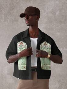 SUMWON 高级教堂窗户图案印花短袖纽扣保龄球衫休闲复古彩色玻璃设计街头服饰节日春夏秋季度假 - 黑色 - 查看 3