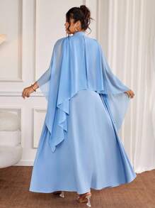 Cravure Vestido con escote en V, mangas tipo poncho, cintura ceñida y ribete dorado para tallas grandes con bordado