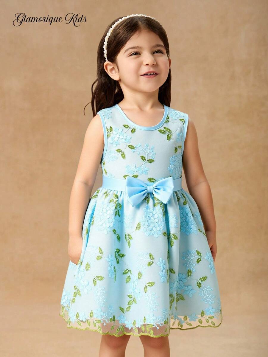 SHEIN Glamorique Kids 年轻女孩无袖刺绣 A 字形网眼连衣裙,优雅纯色,采用优质面料制成,精致刺绣设计。A 字形轮廓搭配 3D 蝴蝶结装饰,增添甜美可爱气息,适合春夏季节 - 藍色 - 查看 1