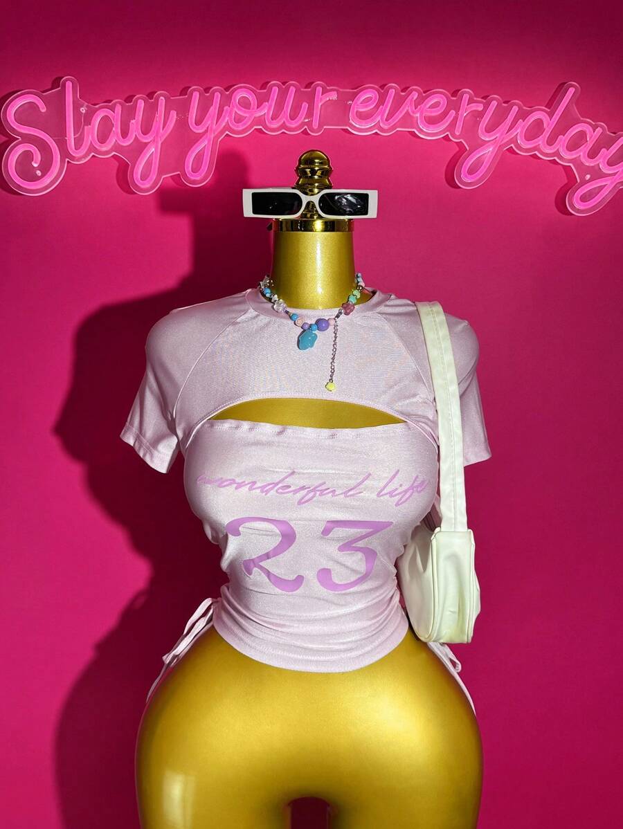 Slaydiva Nouveau T-shirt court à manches courtes pour femmes, imprimé rétro avec chiffre 23 et lettre, col rond, découpe poitrine, cordon latéral réglable à l'ourlet, en tissu tricoté rose brillant, style boho, musique, festival de pays, sexy, party Y2K, printemps été 2025