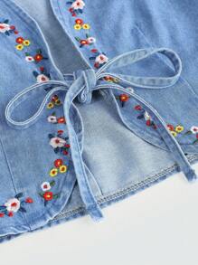 SHEIN Girlism 这款蓝色无袖牛仔开衫，采用简约的波西米亚风设计，饰以简单的花朵刺绣图案和可拆卸的蝴蝶结绳带，适合青少年女孩穿着，也适合男孩日常穿着，以及儿童春夏派对、音乐节和海滩穿着。