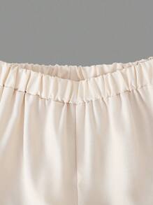 青少年女孩两件套服装，褶皱下摆背心和直筒阔腿裤，通勤套装