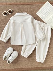 SHEIN Playful Pals Bộ 2 món áo sơ mi dài tay cài cúc có túi và quần cạp chun cho bé trai, kiểu dáng thanh lịch, phù hợp cho các hoạt động thường ngày, đi học, nghỉ hè, thể thao và ở nhà, mùa xuân/hè, 6 tháng - 3 tuổi, quần áo trẻ em, quần áo trẻ sơ sinh, áo sơ mi trẻ em, áo thun trẻ em, quần áo màu trung tính cho bé trai, bộ đồ nhung kẻ cho bé trai, bộ đồ màu be cho bé trai, quần áo bé trai mùa thu đông. - Màu be - Xem 2