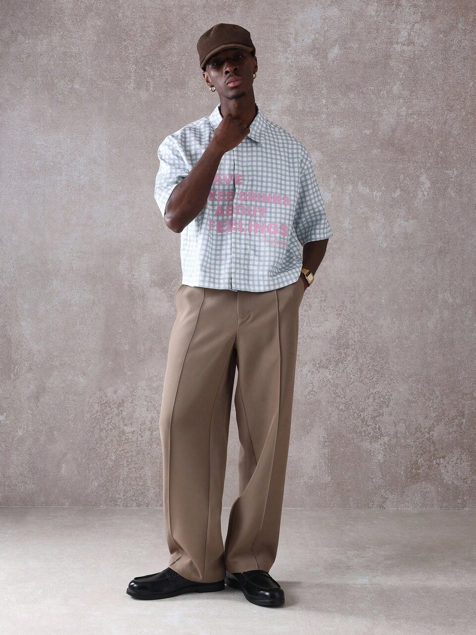 Camisa de manga corta con botones y estampado de texto divertido a cuadros