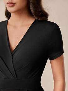 MaterniWear 女式纯色交叉V领短袖带口袋阔腿休闲孕妇连体裤 - 黑色 - 查看 6