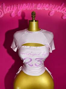 Slaydiva Nouveau T-shirt court à manches courtes pour femmes, imprimé rétro avec chiffre 23 et lettre, col rond, découpe poitrine, cordon latéral réglable à l'ourlet, en tissu tricoté rose brillant, style boho, musique, festival de pays, sexy, party Y2K, printemps été 2025