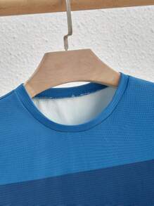 Manfinity VCAY Camiseta ajustada casual con rayas geométricas para hombre, camiseta de rayas azul para hombre, camiseta de verano para hombre, camiseta de rayas para hombre, camiseta azul de rayas para hombre, camiseta de rayas para hombre, camiseta azul y blanca de rayas para hombre - Azul - Ver 3