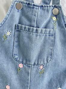 SHEIN Vintaside Kids 2 st/set babyflickors jumpsuit i denimtyg med broderad blomdekor, pastoral stil, moderiktig och bekväm, mångsidig vår-/sommaroutfit med accessoarer - Blå - Visa 5